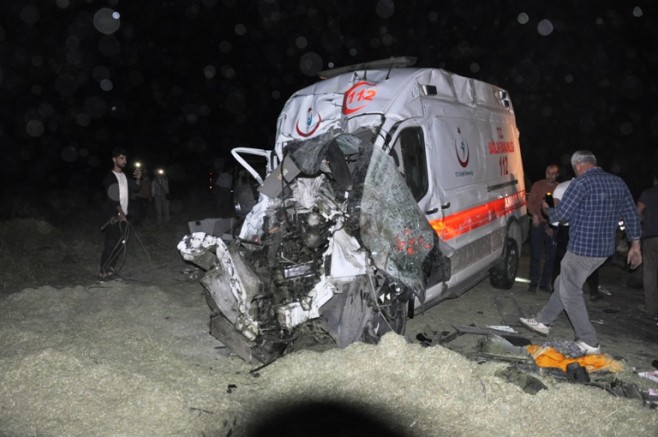 Bulanık’ta  Ambulans Traktöre Çarptı: 5 Yaralı