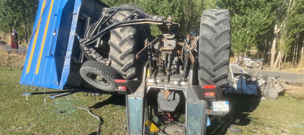 Traktör İle Otomobil Kafa Kafaya Çarpıştı, 5 Yaralı
